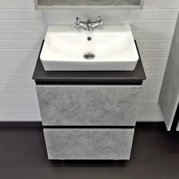 Тумба-умывальник Comforty Эдинбург-60Н напольная бетон светлый с черной столешницей с раковиной
