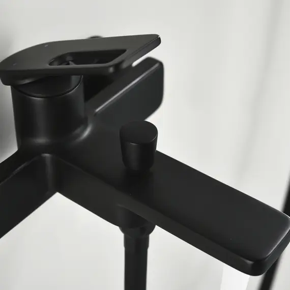 Смеситель для ванны Black&White GL-9101-GM (душевой шланг и лейка в комплекте)